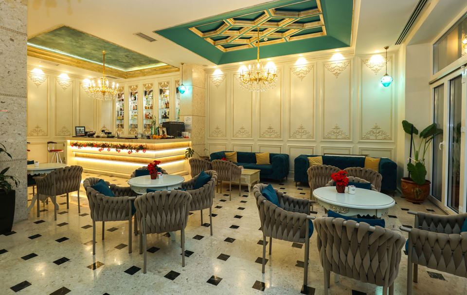 Lounge and café